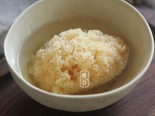 5、火龙果银耳糖水,银耳提前两小时浸泡至发。