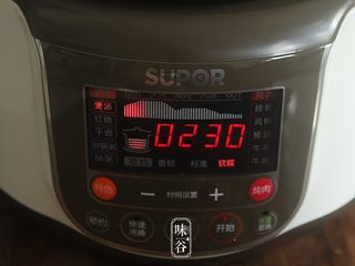 9、火龙果银耳糖水,按煲汤功能键慢炖2个半小时；