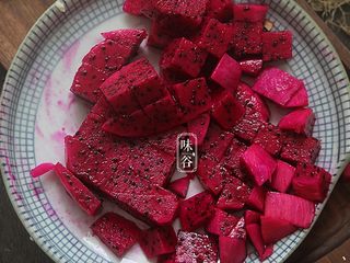 10、火龙果银耳糖水,火龙果去皮切成块状；