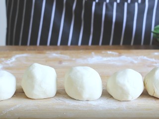 5、陕西油泼面,然后揪成鸡蛋大小的面团