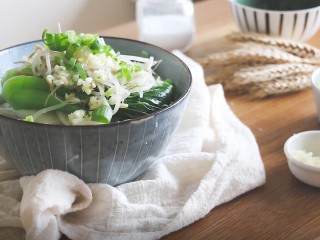 11、陕西油泼面,放油菜，豆芽，葱蒜盐