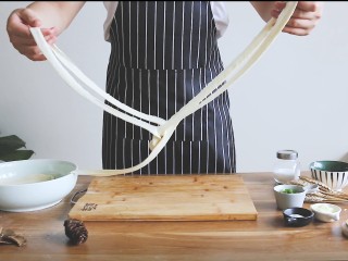 9、陕西油泼面,将面条从中间拉开，直接下锅