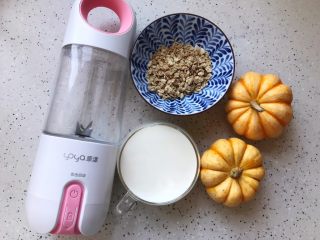 1、奶香金瓜燕麦糊, 首先我们准备好所有食材：金瓜两个（350g左右），即食燕麦片20-25g（一定要用即食燕麦片哦），纯牛奶200g（用脱脂牛奶更健康哦）