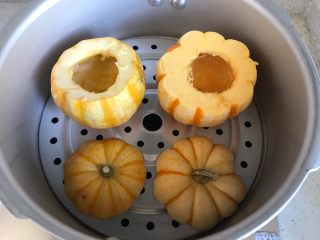 2、奶香金瓜燕麦糊,高压锅内放适量清水，然后将金瓜放入高压锅蒸架，蒸5-6分钟