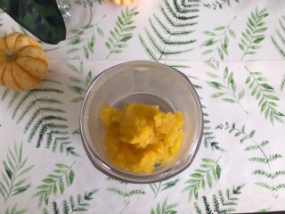 3、奶香金瓜燕麦糊,将瓜肉放入榨汁机