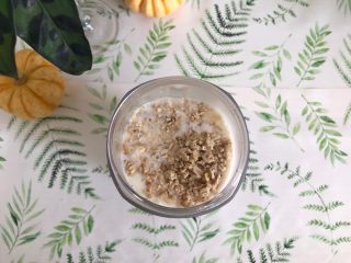 4、奶香金瓜燕麦糊,再倒入牛奶