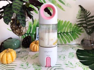 5、奶香金瓜燕麦糊,这里要注意的是，食材不要放太满，最多八分就够了，以免影响搅拌