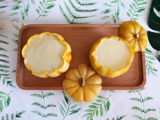 8、奶香金瓜燕麦糊,将糊糊倒入金瓜盅