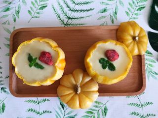 9、奶香金瓜燕麦糊,再放上色彩鲜艳的果干和薄荷叶加以点缀，即可