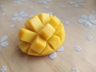 1、缤纷水果西米露,把三种水果都处理一下，全部切成丁备用