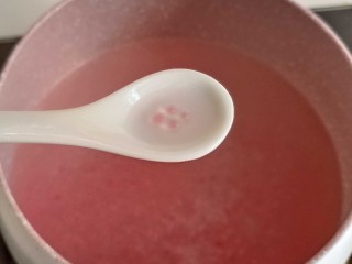 5、缤纷水果西米露,15分钟后关火，这时候可以看到煮完的西米中间还有硬芯