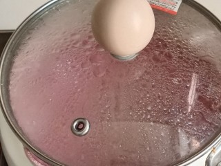 6、缤纷水果西米露,盖上盖子焖10分钟。10分钟后西米全变成透明的，如果还有很多硬芯，继续开火煮一会，重复操作直至没有硬芯