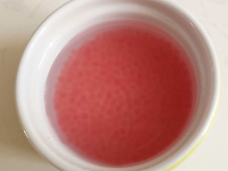 7、缤纷水果西米露,把焖好的西米倒入筛网，用冷水冲半分钟左右，备用。