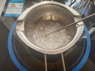 8、缤纷水果西米露,另取一小锅，倒入清水和一小勺糖，把水煮开，糖融化即可