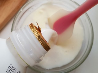 10、缤纷水果西米露,把淡奶油，糖水和椰汁混合，配比依据个人喜好，我椰汁倒得略多一些，吃起来椰香味十足