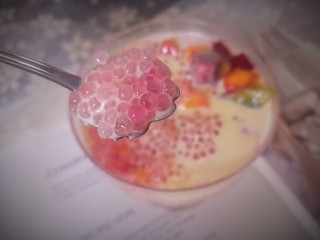 12、缤纷水果西米露,舀一勺西米，满满的都是果味和椰汁的味道，口感也很q 弹