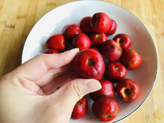 2、山楂球,山楂去掉顶端的杆。