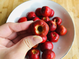 5、山楂球,尾巴部分最好也去掉，这样吃的时候也比较干净省事。