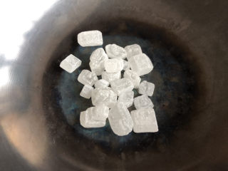 7、山楂球,锅中倒入准备好的冰糖，没有冰糖也可以用白糖代替。