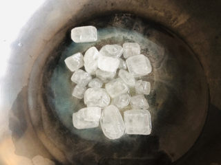 8、山楂球,然后再倒入清水。