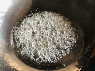 9、山楂球,中小火把糖水烧开，烧至冰糖慢慢融化且开始变得黏稠时一边搅拌一边中火慢慢烧，待水分完全蒸发后，继续煮至糖水开始冒绵密小泡即可关火。