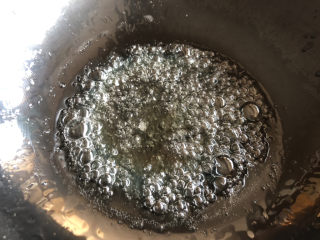 10、山楂球,倒入白醋搅拌均匀。白醋可以让糖快速凝固，中和甜味。