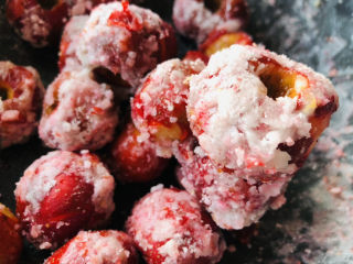 13、山楂球,起沙后一边炒一边让山楂裹的均匀一些。