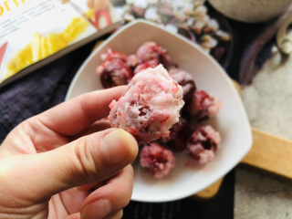 14、山楂球,炒好后装盘即可，山楂凉后糖会形成脆脆的硬壳。