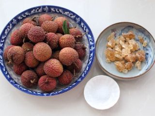 1、荔枝罐头,准备好所需食材。