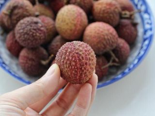 2、荔枝罐头,将荔枝去掉上面的蒂，观察表面可以看见一道线。