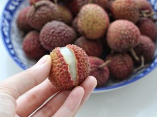 3、荔枝罐头,用手指轻轻一捏就会顺着有线的地方裂开，这样可以完好无损的取出果肉。