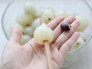 4、荔枝罐头,然后取一根筷子从有蒂的这边捅进去，将荔枝核从另一边捅出来。