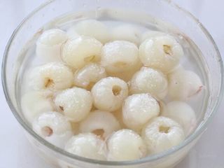 5、荔枝罐头,将处理好荔枝清洗干净放入大一点的容器中，然后加入可以没过荔枝的清水，再放2-3克的盐搅拌均匀浸泡二十分钟左右。