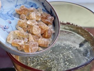 6、荔枝罐头,锅中添入纯净水烧开，再加入冰糖煮至融化。
