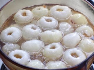 8、荔枝罐头,待荔枝全部漂浮到水面上，离火晾凉。