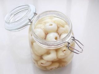 9、荔枝罐头,将荔枝连同糖水倒入干净无油的密封罐中封好，放进冰箱冷藏后再食用口感更好。