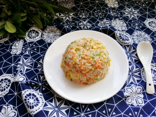 1、五彩炒饭,先来一张成品图。