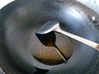 5、五彩炒饭,锅内放油 ，烧热。