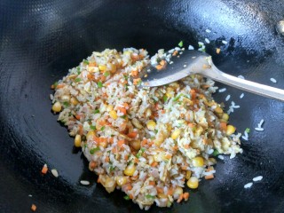 10、五彩炒饭,洋葱炒出香味，放入鸡精，胡椒粉，饭已经炒好，可以盛出来了。
