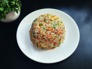12、五彩炒饭,将一个盘子倒扣于碗上，米饭装盘，漂亮吧！