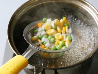 9、日式土豆沙拉,食材烫软烫熟后，捞起沥干水分备用。