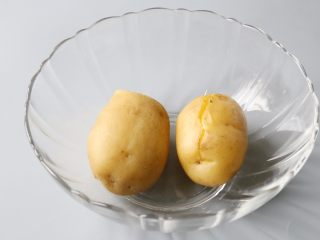 11、日式土豆沙拉,土豆蒸熟后，拿出来放到不烫手。