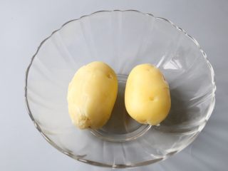 12、日式土豆沙拉,将土豆去皮待用。