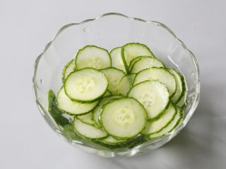 10、日式土豆沙拉,黄瓜腌制后，用清水冲掉盐分，沥干备用。