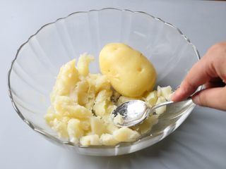 13、日式土豆沙拉,用勺子将土豆压成土豆泥。