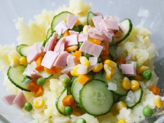 15、日式土豆沙拉,放入切丁的火腿。