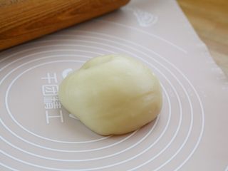2、微波炉美食+地瓜糯米糍,直到成为光滑有弹性的面团。注：这一过程不能省略，直接关系到口感。