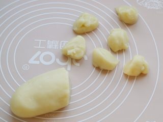 3、微波炉美食+地瓜糯米糍,然后分成一个个的小剂子，每个约30克，共15个。