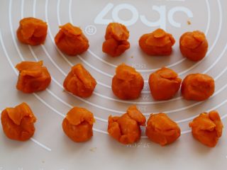 4、微波炉美食+地瓜糯米糍,10.馅料也分成15个，馅料与皮的比例大约1：2.