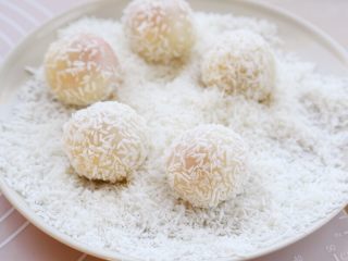 6、微波炉美食+地瓜糯米糍,13.然后裹上椰丝，一个糯米糍就完成了，依次做完全部。